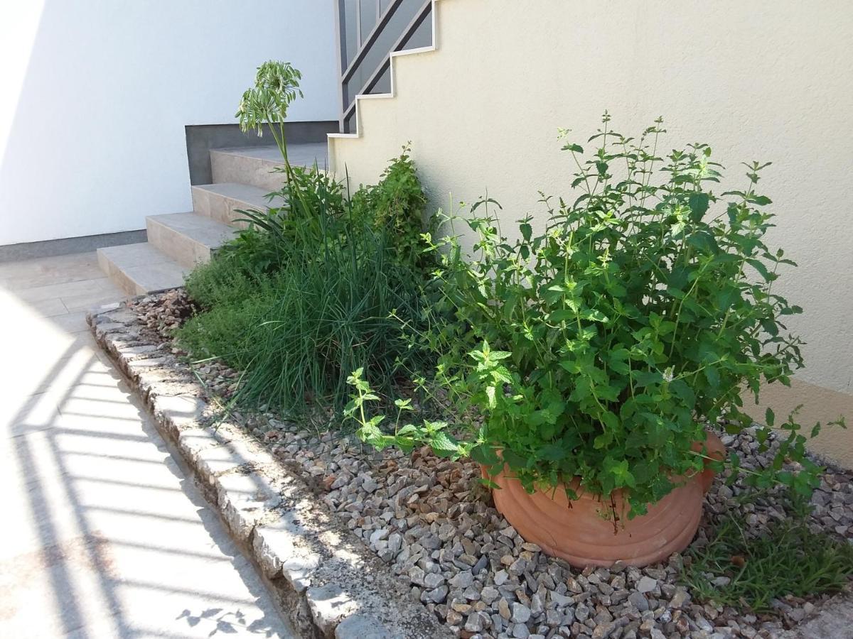 And Charming Apartment In Vantacici Malinska Exterior photo